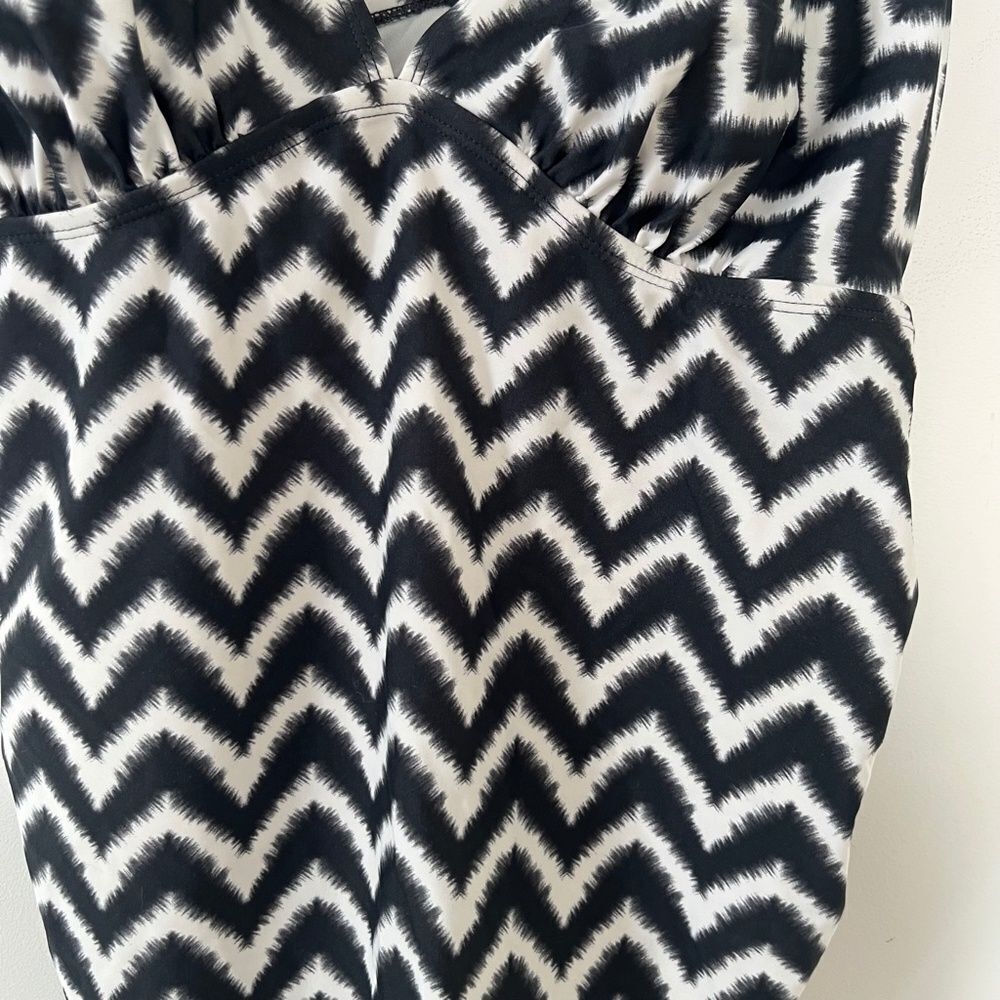 Liz Lange Maternity Chevron One Piece Swimsuit XL Gray White Babymoon Swim - Picture 8 of 12